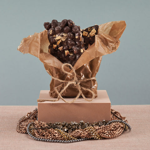 dunkle Schokolade mit gerösteten Haselnüssen, Mandeln und Orange